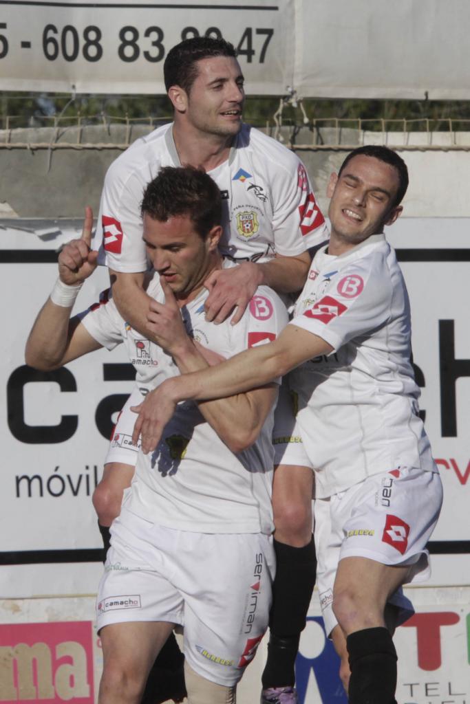 Edu Moral, Salinas y Fofi celebran el gol del delantero mallorquín ante el Ferriolense.