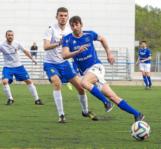 El delantero Manolo, del San Rafael, pasa el balón durante el partido del pasado fin de semana contra el Poblense.