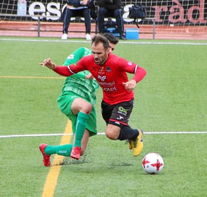 Bonilla pierde la pelota ante un jugador del Cornellà en una acción del primer tiempo.