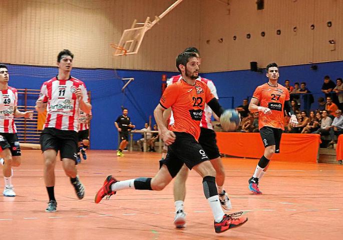Una acción de un partido liguero del HC Playasol Eivissa.