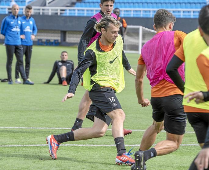 Javi Lara intenta driblar a Núñez en un entrenamiento de la UD Ibiza de esta semana.