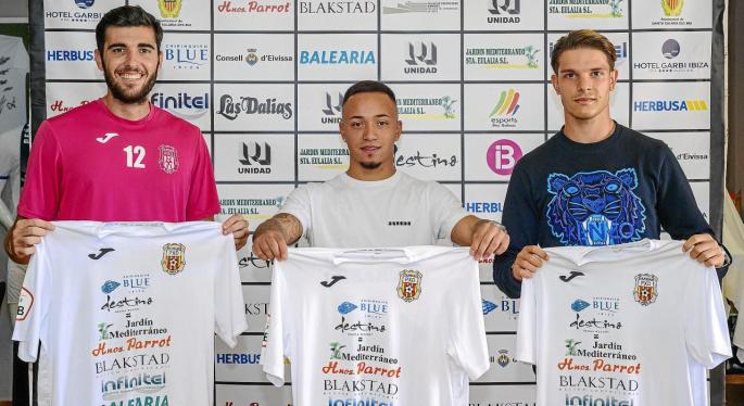 Toni Jou, Juancho y Carlos Gilbert posan juntos con la camiseta de la Peña Deportiva, ayer en el Campo Municipal de Santa Eulària