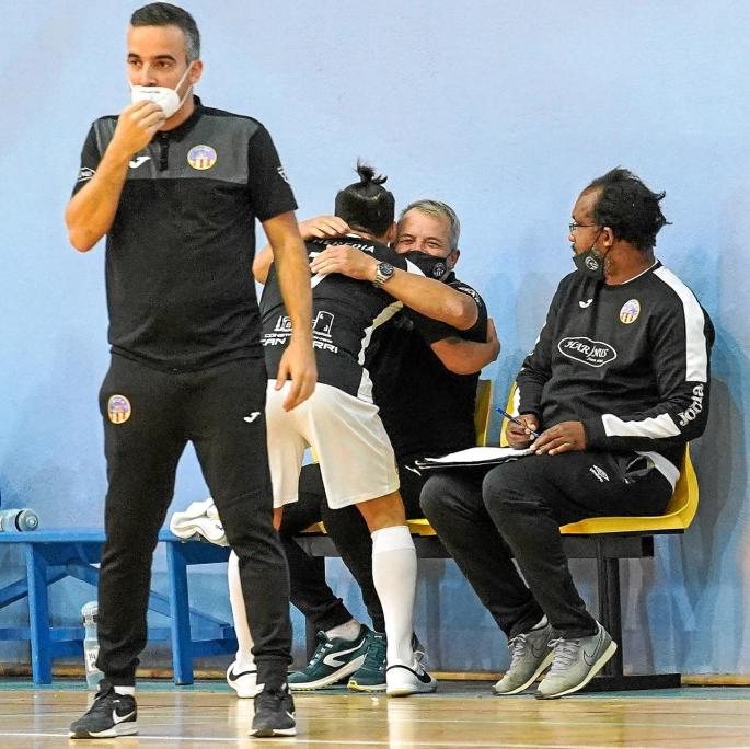 Lanchon, a la izquierda, durante el partido del fin de semana entre el Harinus Ibiza Futsal y el Entreculturas Montesión