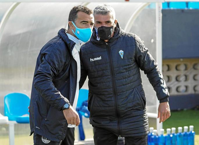 Juan Carlos Carcedo, técnico de la UD Ibiza, y Vicente Parras, míster del Alcoyano, se saludan tras el partido.
