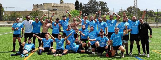 Los jugadores del UD Ibiza Rugby celebran el triunfo.