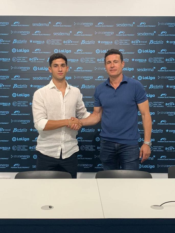 Zé Carlos y Amadeo Salvo se dan la mano tras la firma del contrato.