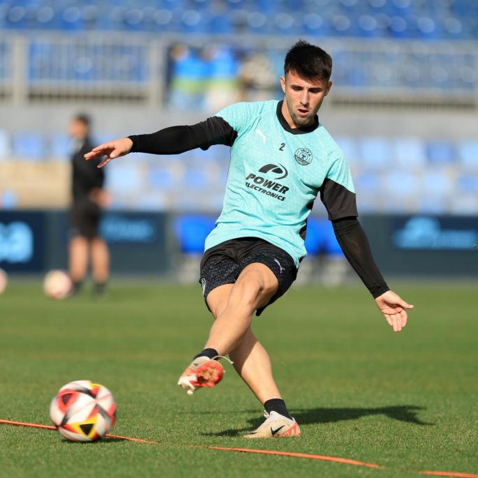 Argüelles golpea el balón durante un entrenamiento del equipo celeste. Foto: UD IBIZA