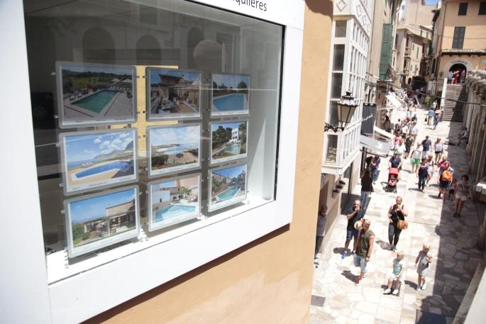 Anuncios en una inmobiliaria en el centro de Palma.