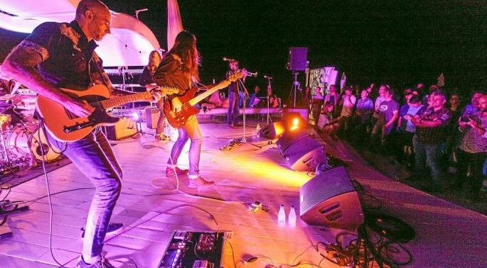 Noche de surf rock con Los Coronas en Santos Ibiza