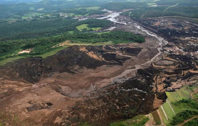 Aumentan a 65 los muertos por el colapso de una presa en Brasil