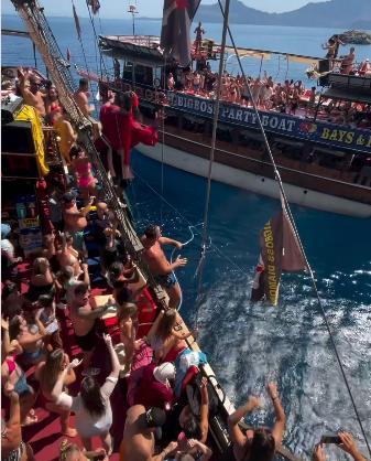 Auténtica locura en los ‘party boats’ de Turquía