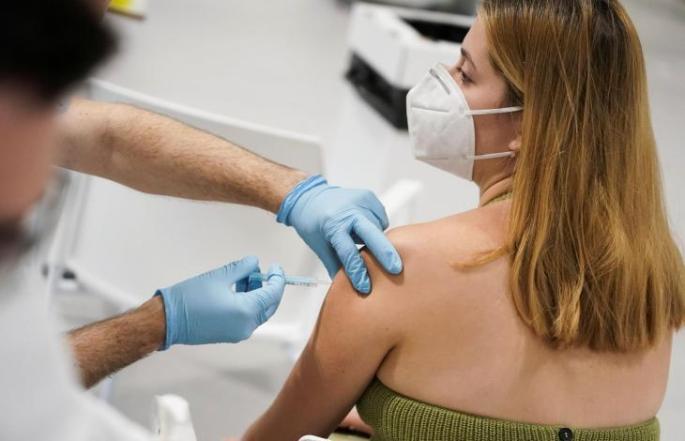 España abre la vacunación e la tercera dosis a los mayores de 18 años