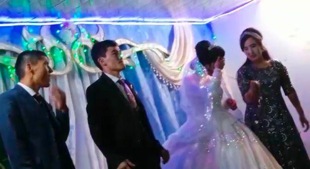 Un novio golpea a su esposa en su boda tras perder un juego