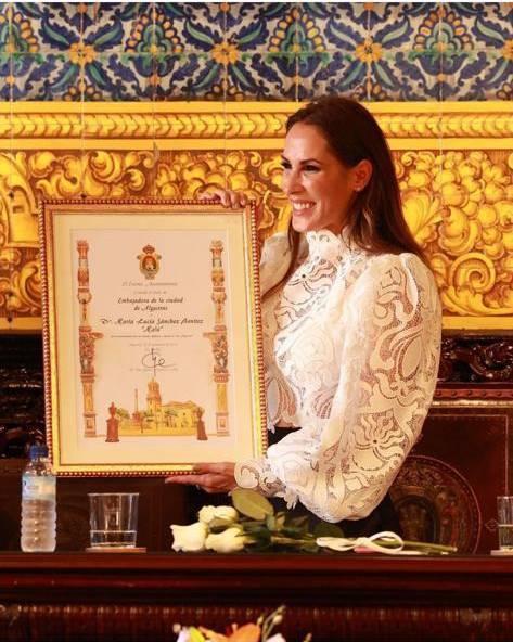 Malú recogió un premio en Algeciras con una blusa de Ibimoda