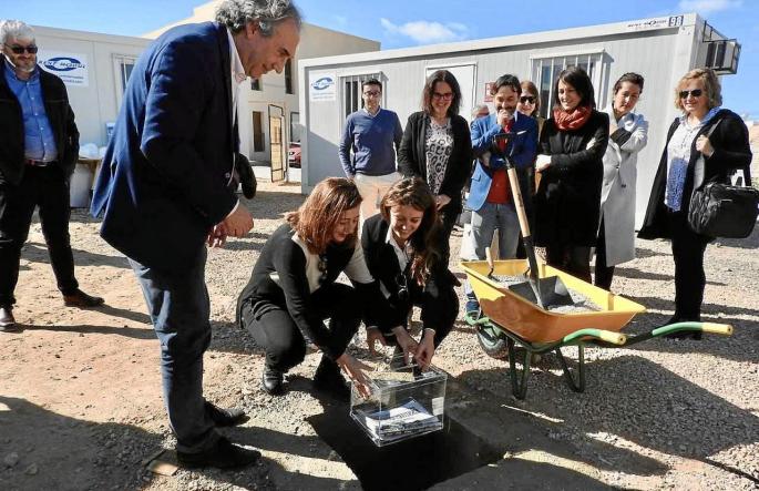 Imagen de la primera piedra de las obras para dar vida al nuevo colegio.