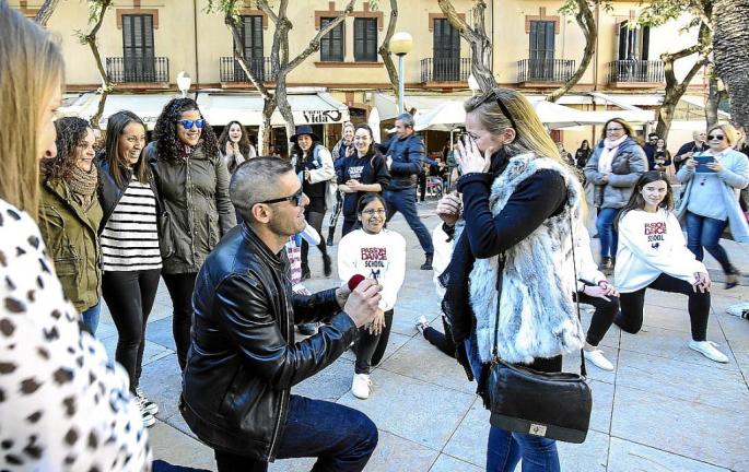 Antonio Manuel le pide la mano a su novia tras participar en un ‘flashmob’ con el grupo Passion Dance.