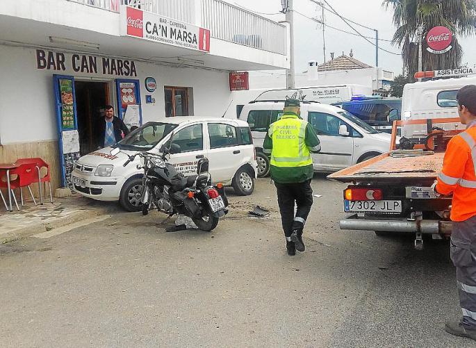 Un motorista permanece en la UCI tras ser embestido en Santa Eulària