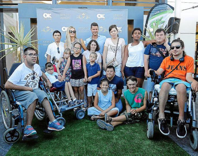 Paris Hilton mostró su lado más humano y se dejó fotografiar con todos los niños de Apneef que además disfrutaron de divertidos 