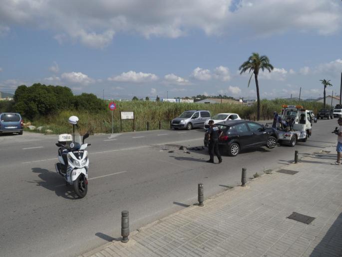 Colisión entre un coche y una moto en la avenida de Santa Eulària en Ibiza