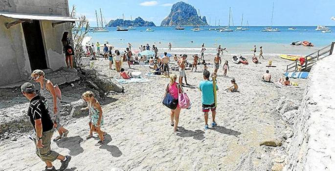 Cs Sant Josep pedirá que se declare Cala d'Hort como una 'Playa sin humos'