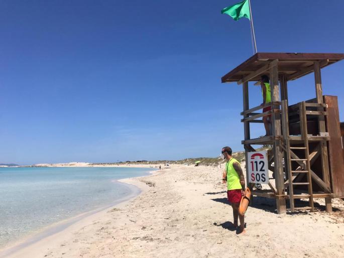 Formentera ya está en marcha. El Servicio de Socorrismo de la pitiusa sur lleva funcionando en la playa de Ses Illetes desde el pasado lunes, cuando la isla entró en la fase 2.