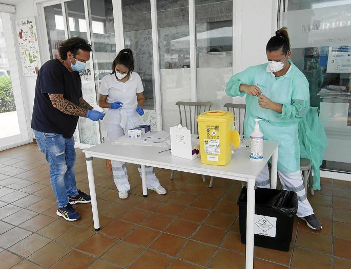 Un hombre se somete al control en el puerto de Ibiza el 5 mayo.
