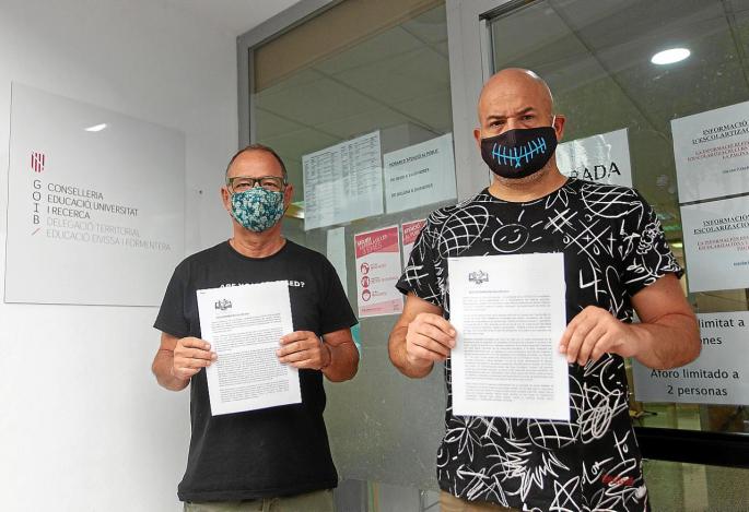 Imagen de los responsables de APDE, ayer a las puertas de la sede de la Delegación de Educación.