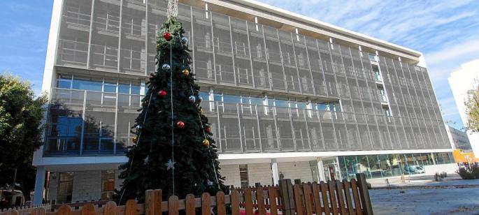 La plaza de sa Graduada luce desde hace unos días un gran árbol de Navidad alzado junto a la nueva sede judicial, que opera con las restricciones del Covid.