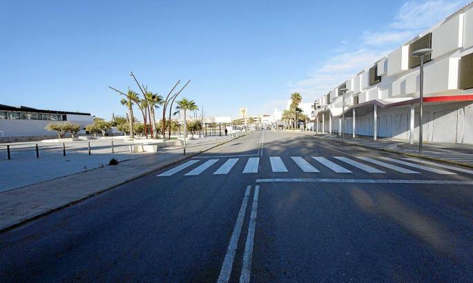 Calles vacías y establecimientos hoteleros y de ocio de Platja d’en Bossa cerrados, como se aprecia en esta imagen de ayer por la tarde.