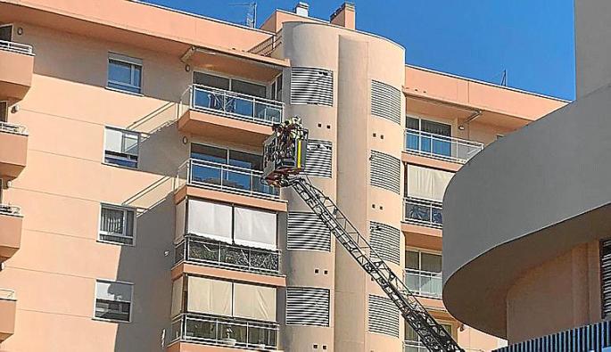 Bomberos apagando el fuego en Cala Jondal y retirando un toldo en Vila.