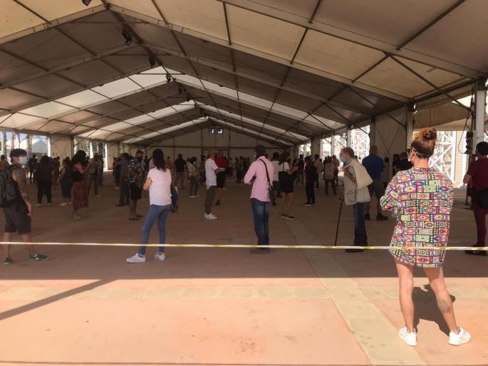Largas colas en el Recinto Ferial de Ibiza para acceder a la vacuna