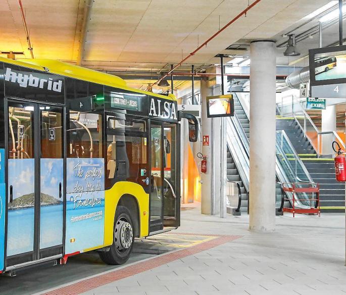 Ibiza activa y refuerza líneas de autobús en julio