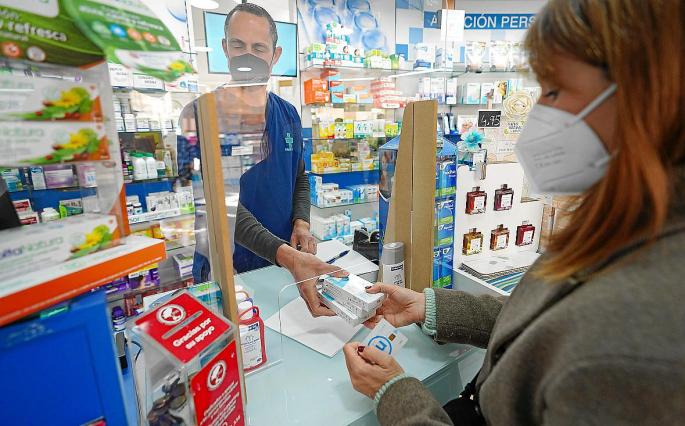 Una señora compra un test de antígenos al nuevo precio de 2,94 euros.