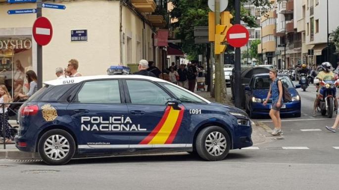Rescatan a una niña «sofocada» que habían dejado encerrada en un coche en Ibiza