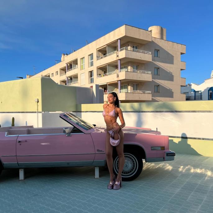 Dua Lipa posa como una estrella de cine en el Grand Paradiso