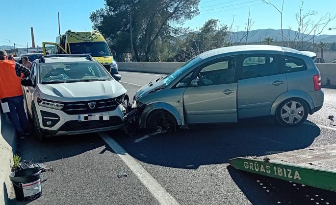 Violento choque múltiple con heridos en la carretera de Santa Eulària