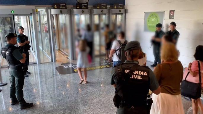 Detienen en el aeropuerto de Bilbao a un pasajero de un vuelo llegado de Ibiza  por malos tratos en el ámbito familiar