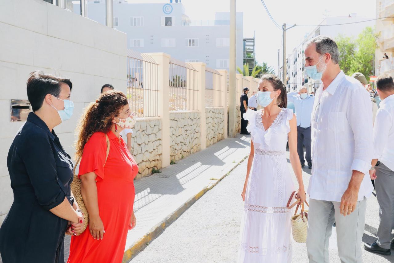 Visita de los Reyes a Ibiza: Letizia elige un vestido de Charo Ruiz