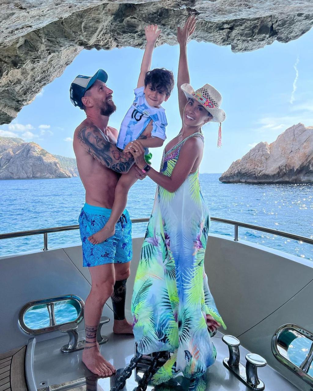 Famosos en Leo Messi de vacaciones en con su familia