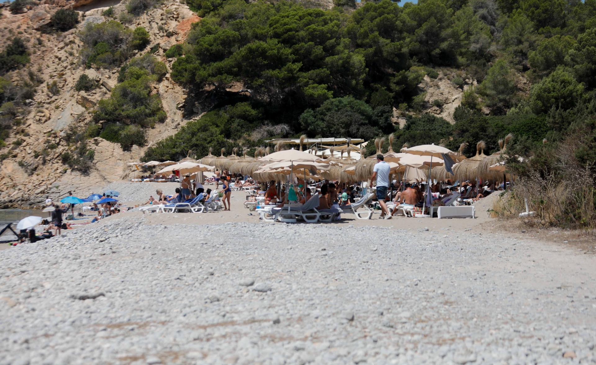 La playa de Cala Jondal, ubicada en Sant Josep de sa Talaia, en imágenes