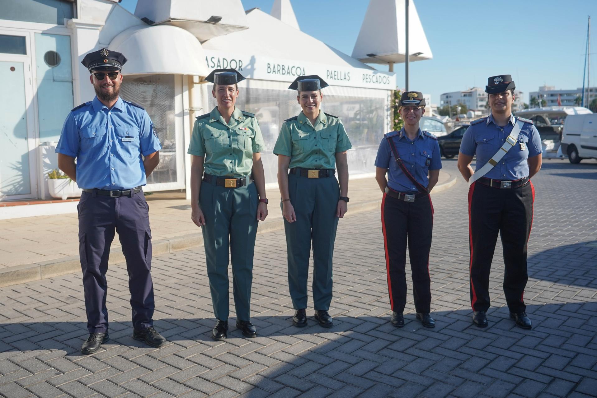 La presentación de lo policías extranjeros en el buque oceánico Río Miño en imágenes