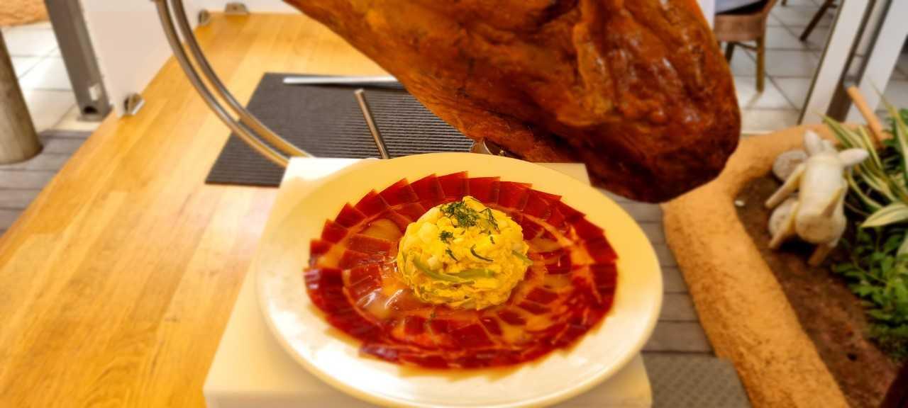 Revuelto de bacalao sobre jamón ibérico