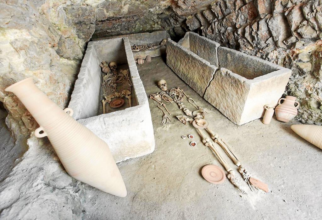 Dos hipogeos más en la necrópolis