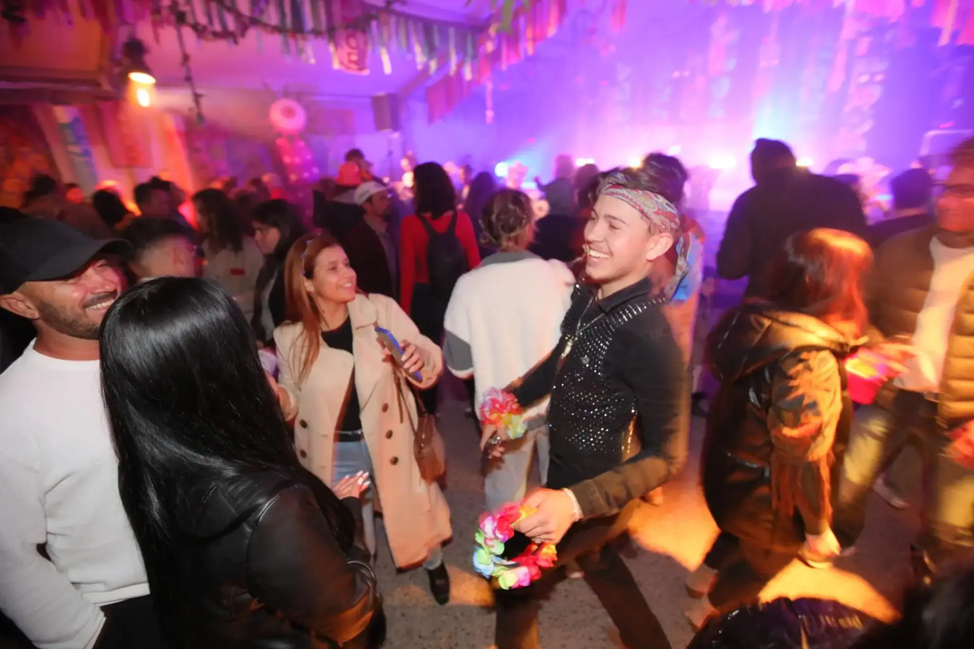 Fotogalería: Las mejores imágenes de la fiesta Flower Power de Formentera