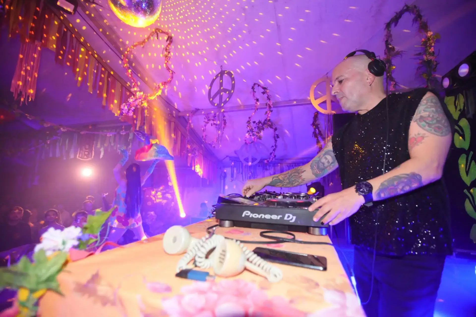 Fotogalería: Las mejores imágenes de la fiesta Flower Power de Formentera