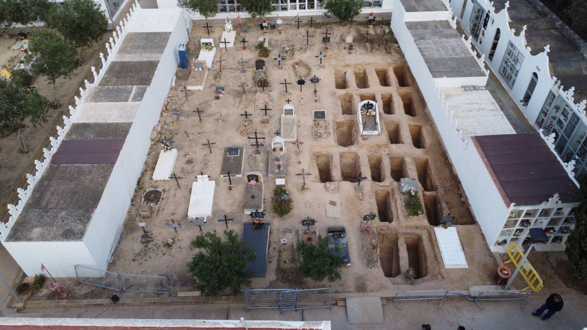 Hallan en el cementerio de Sant Francesc al menos 11 enterramientos, posibles víctimas del franquismo