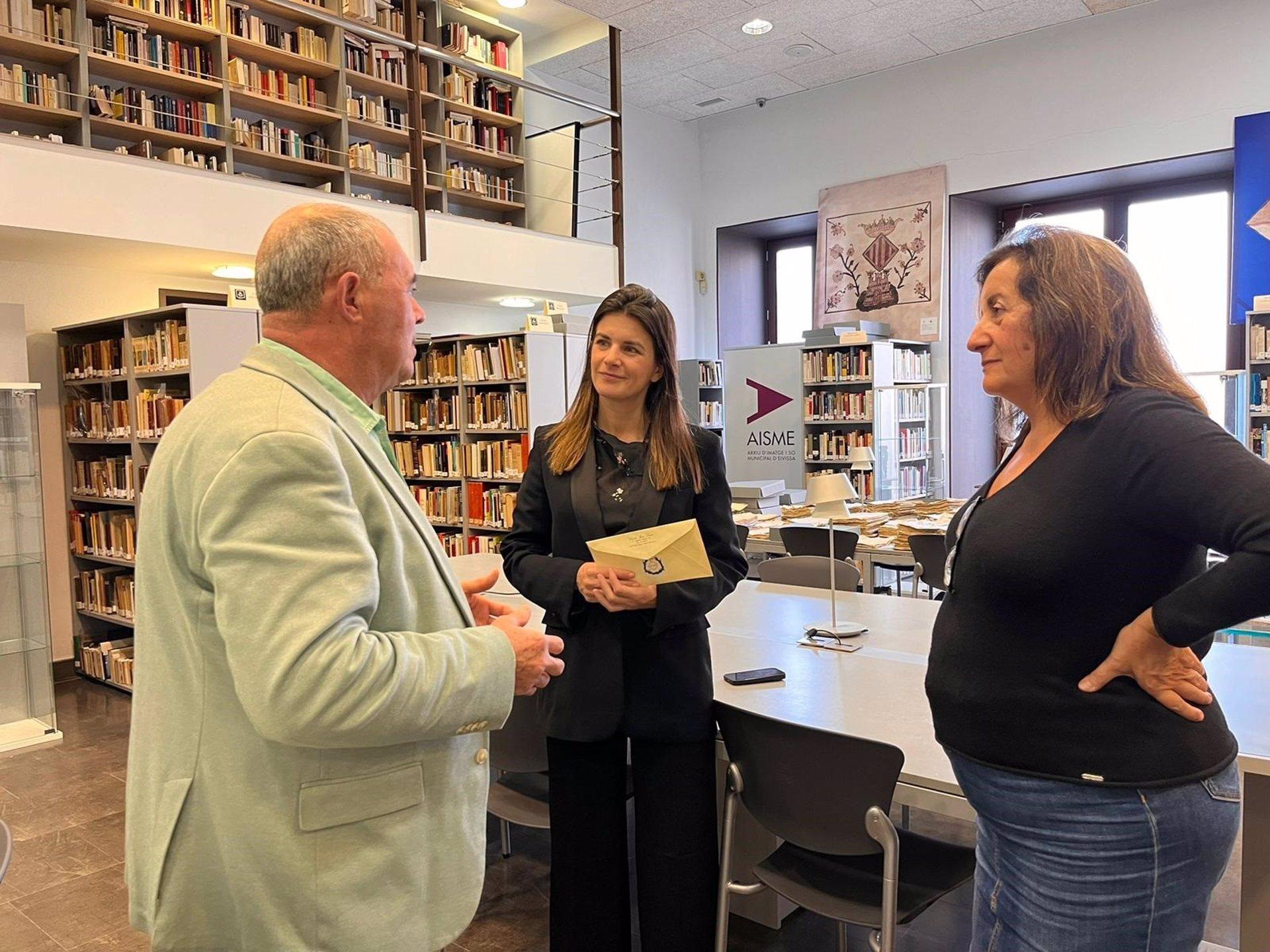 El Archivo Histórico de las Pitiusas recibe las 10 primeras etiquetas de la primera colecta de miel con la Denominación.