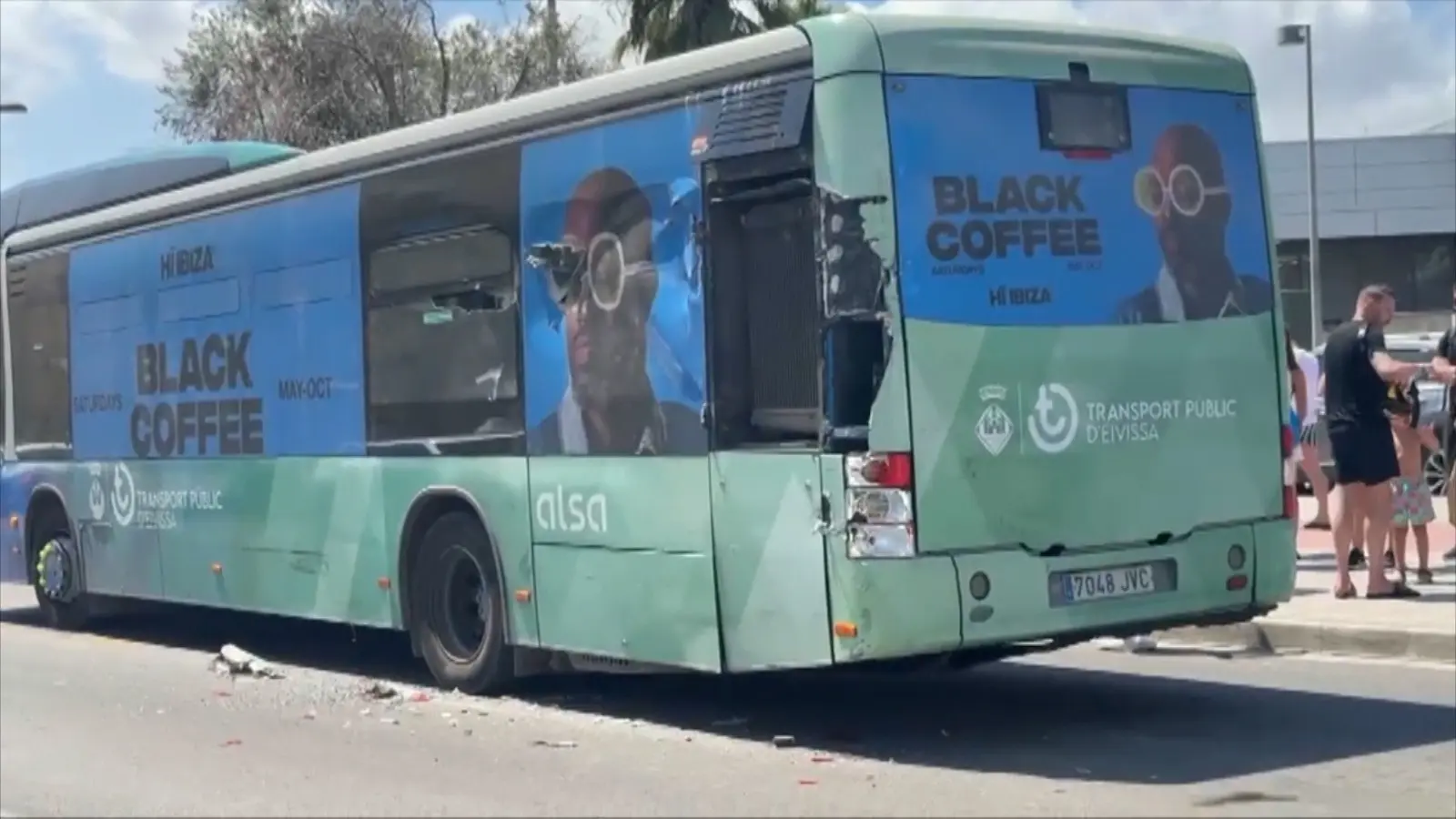 Tres heridos, entre ellos una de ellas menor edad, tras chocar un camión de la basura y autobús en Ibiza