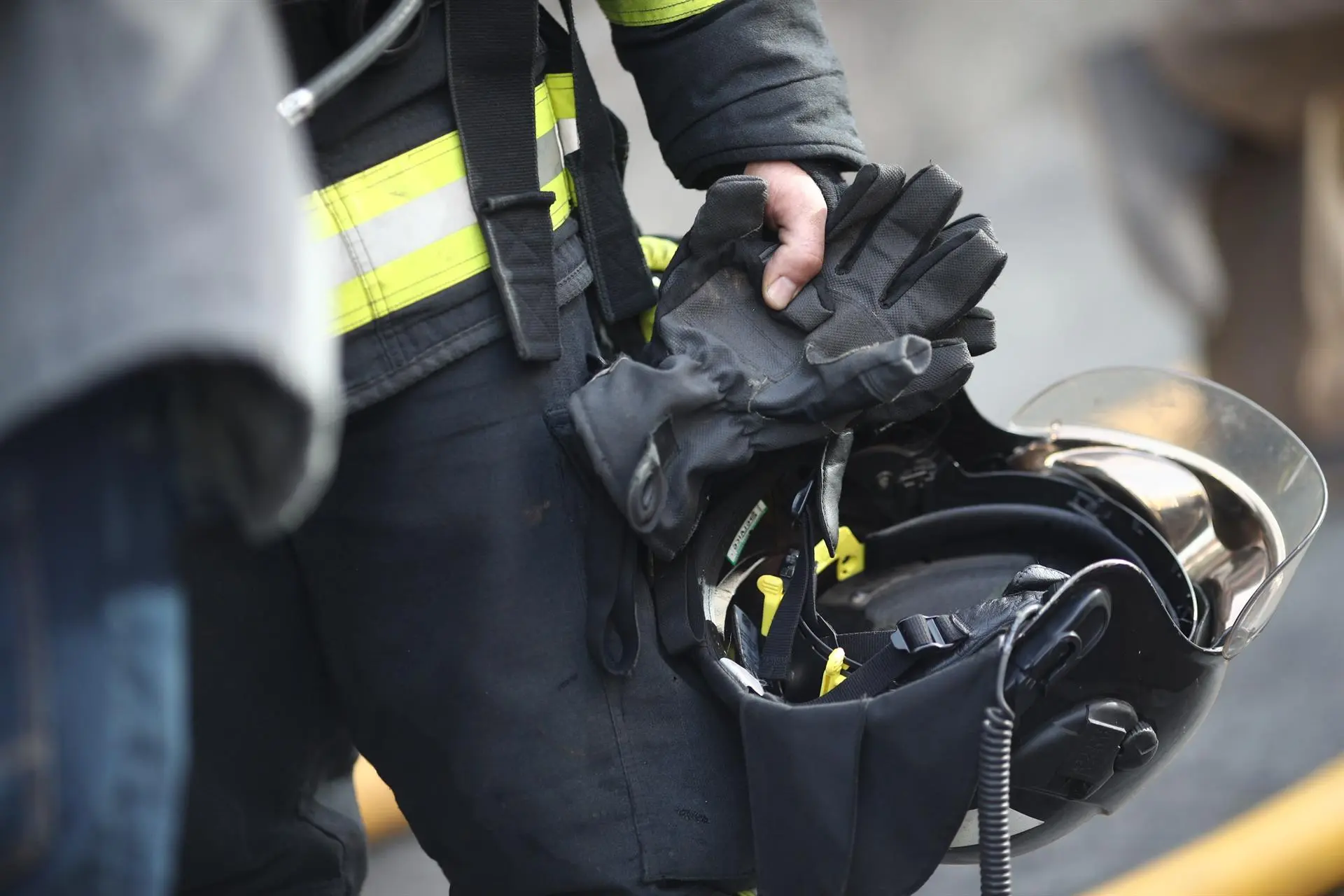 Un incendio con explosiones en una planta de reciclaje obliga a los bomberos de Ibiza a intervenir