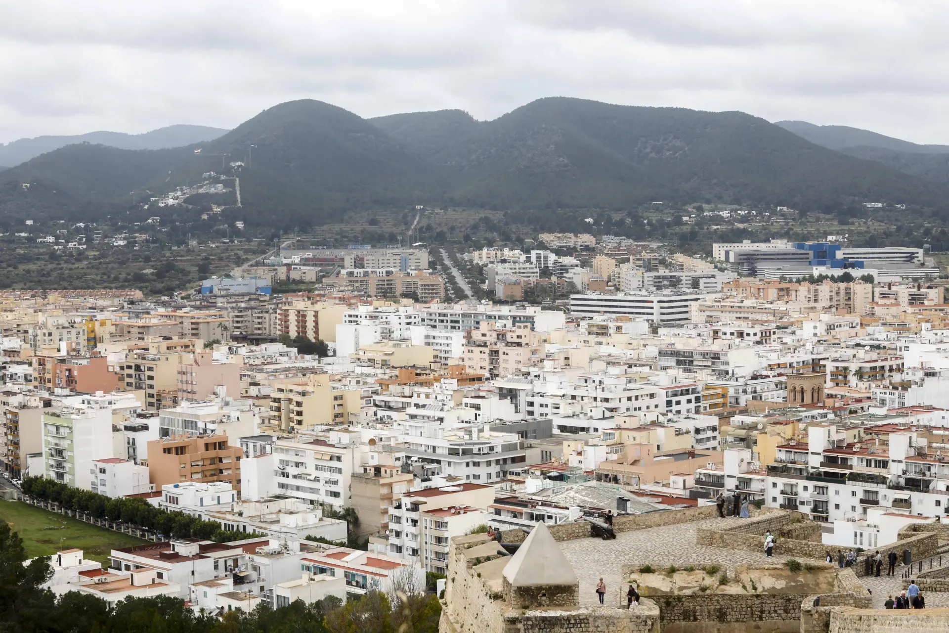 Patronales de Ibiza respaldan que se pidan 10 años de padrón para acceder a vivienda